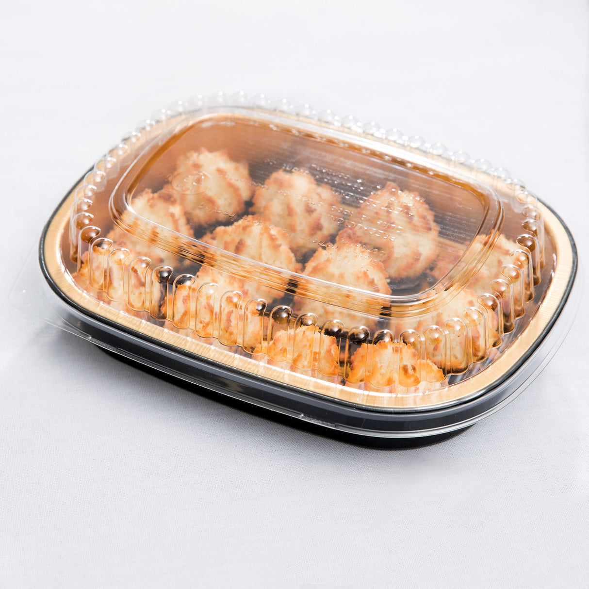 Bandeja para platos principales o para llevar de 23 oz con tapa en forma de cúpula, en papel de aluminio negro y dorado - Caja de 100